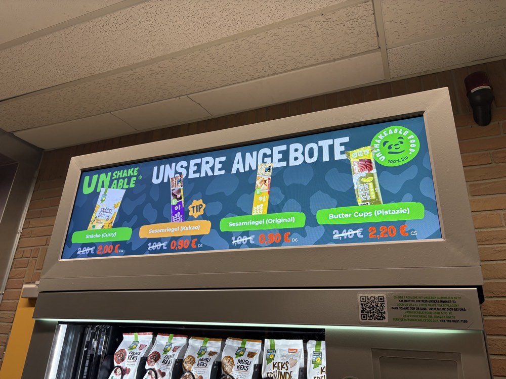 Bildschirm mit Angeboten ueber dem Automaten
