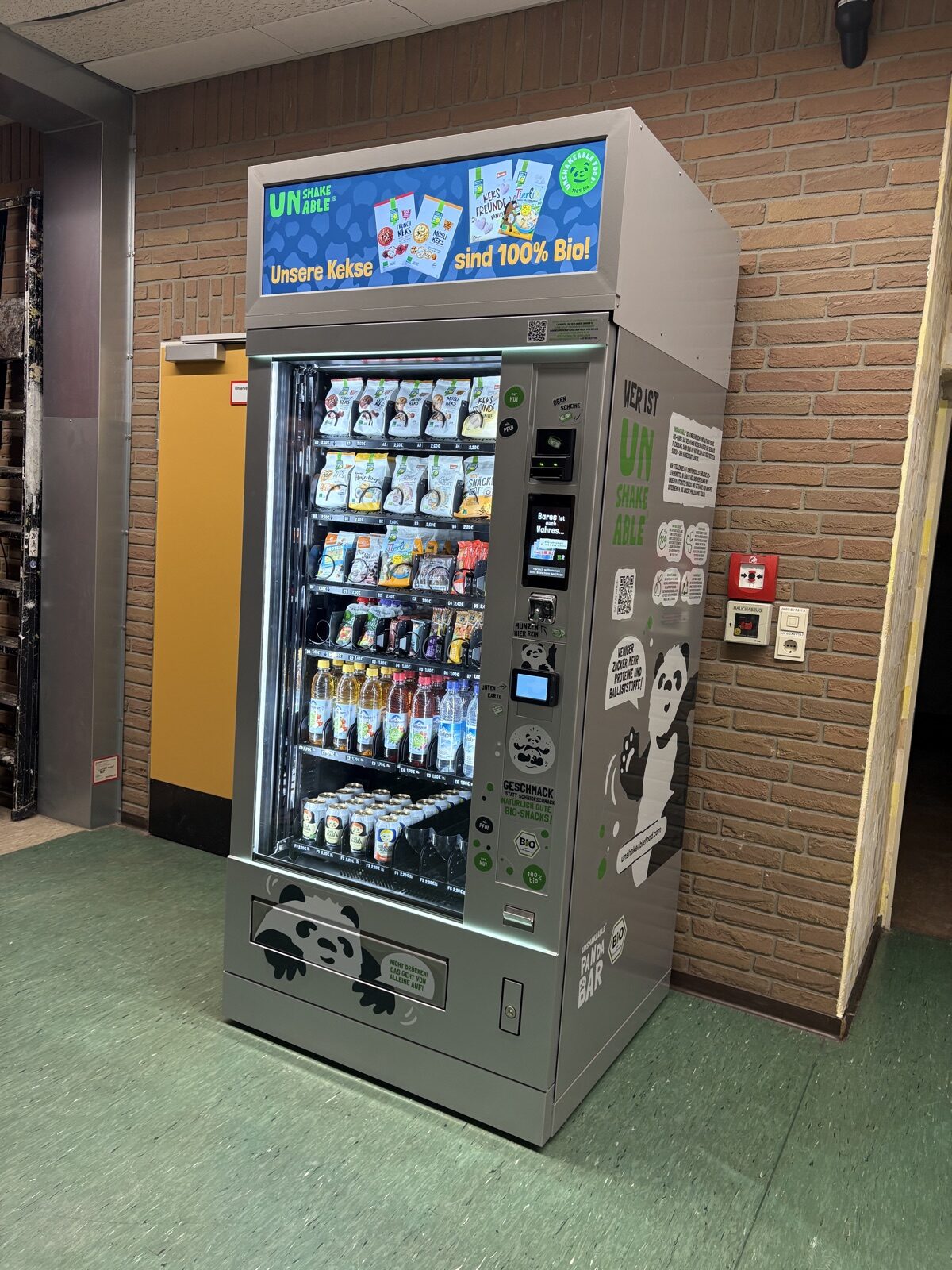 Unser Snackautomat in einem Schulflur