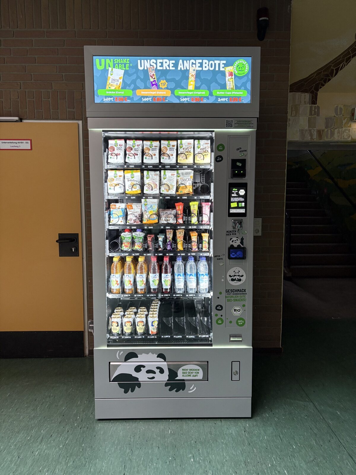 Unser Snackautomat im Flur eines Hochschulgebaeudes